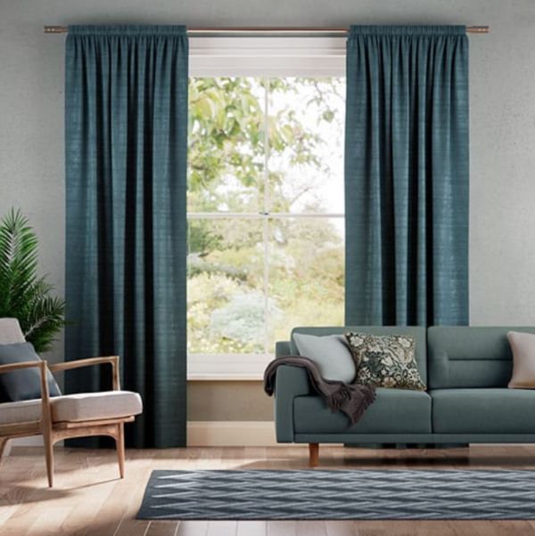 Jendela dengan Gorden Berwarna Biru Lautan